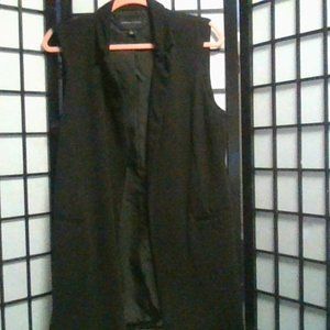 Sleeveless lined, collared vest.